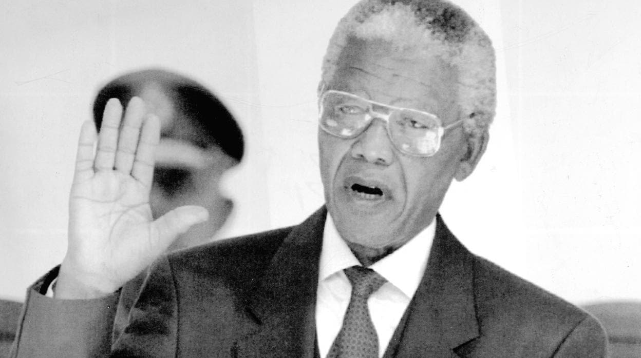 Nelson Mandela jura su cargo como presidente de Sudáfrica en 1994