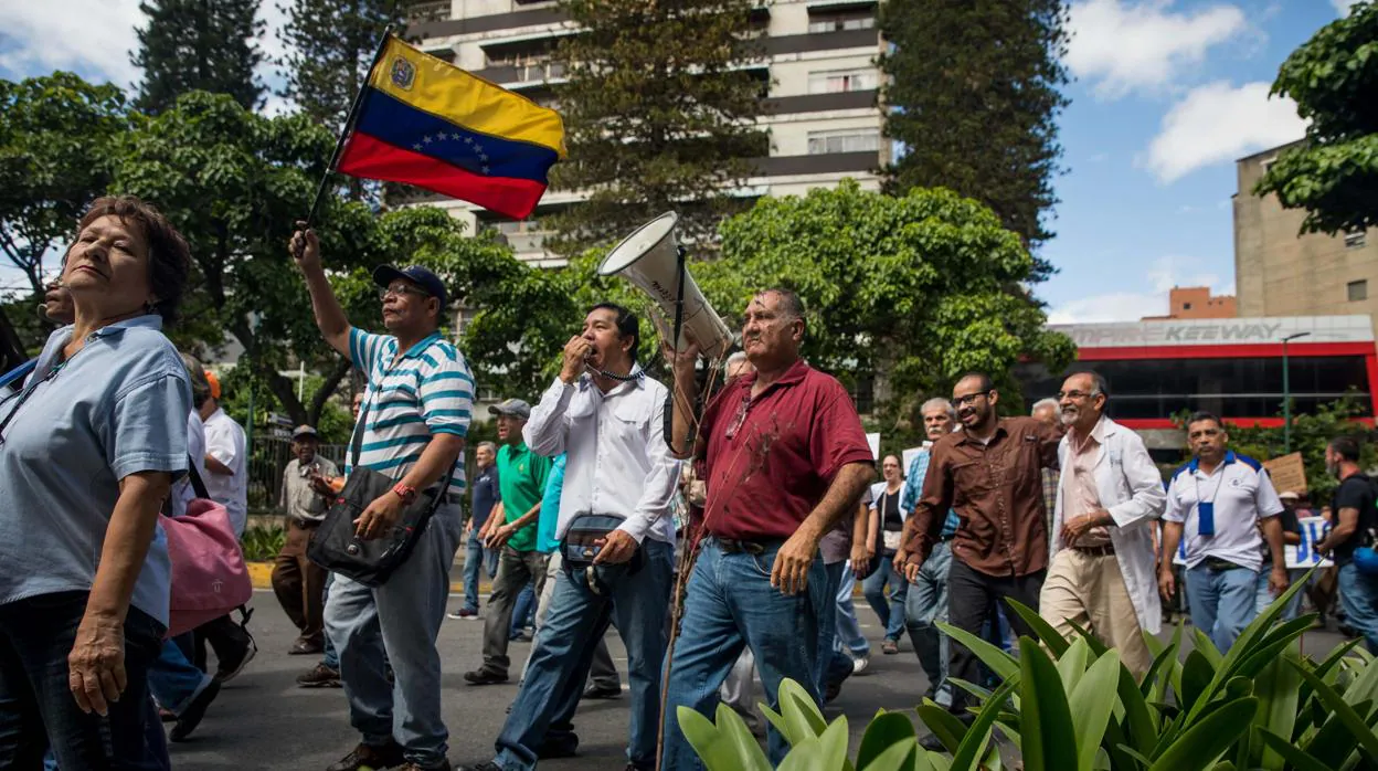 Los jubilados protestan contra el Gobierno de Maduro por el pago de la pensión en Caracas