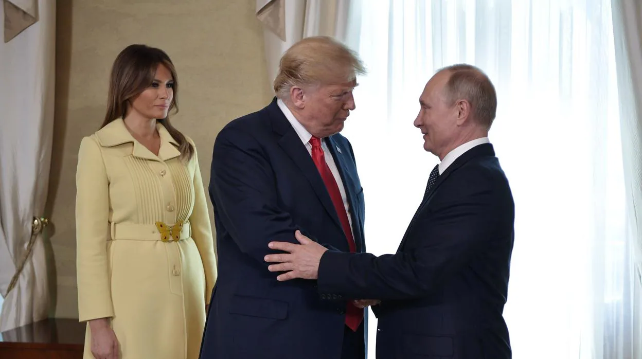 Donald Trump y Vladímir Putin se saludan en su primera cumbre formal en Helsinki, Finlandia