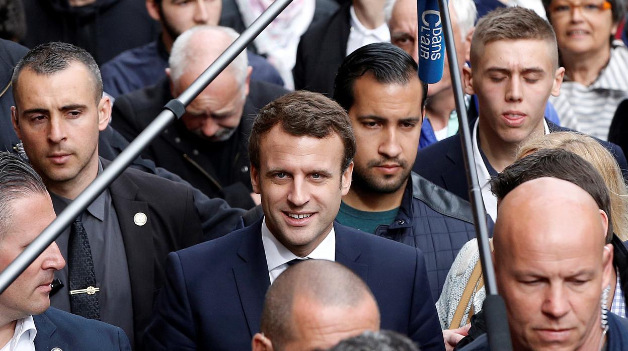 Emmanuel Macron acompañado por Alexandre Benalla (derecha) durante un mitin