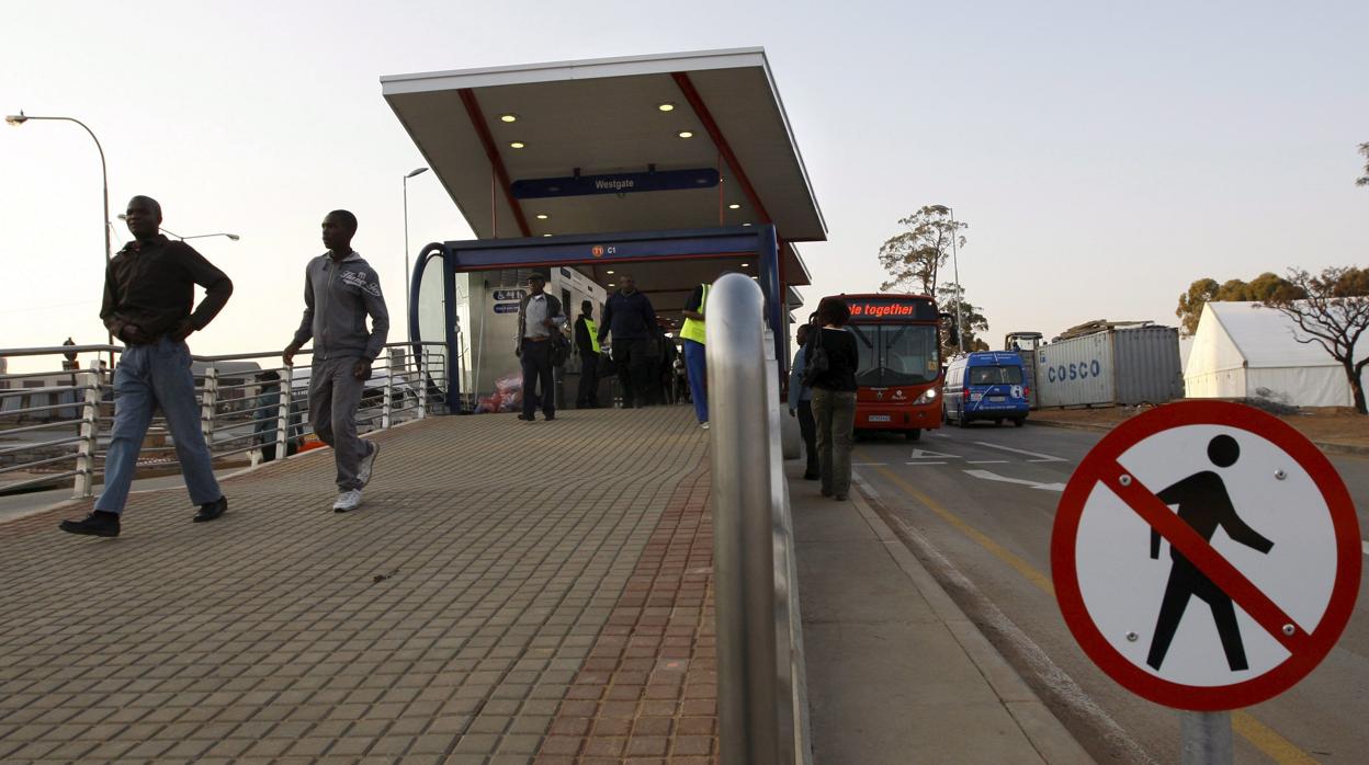 Las carreteras de Sudáfrica se están convirtiendo en un baño de sangre por las disputas entre taxistas