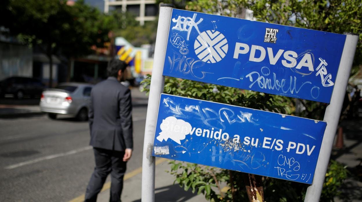 El logo de la petrolera estatal venezolana, PDVSA, en una estación de servicio de Caracas