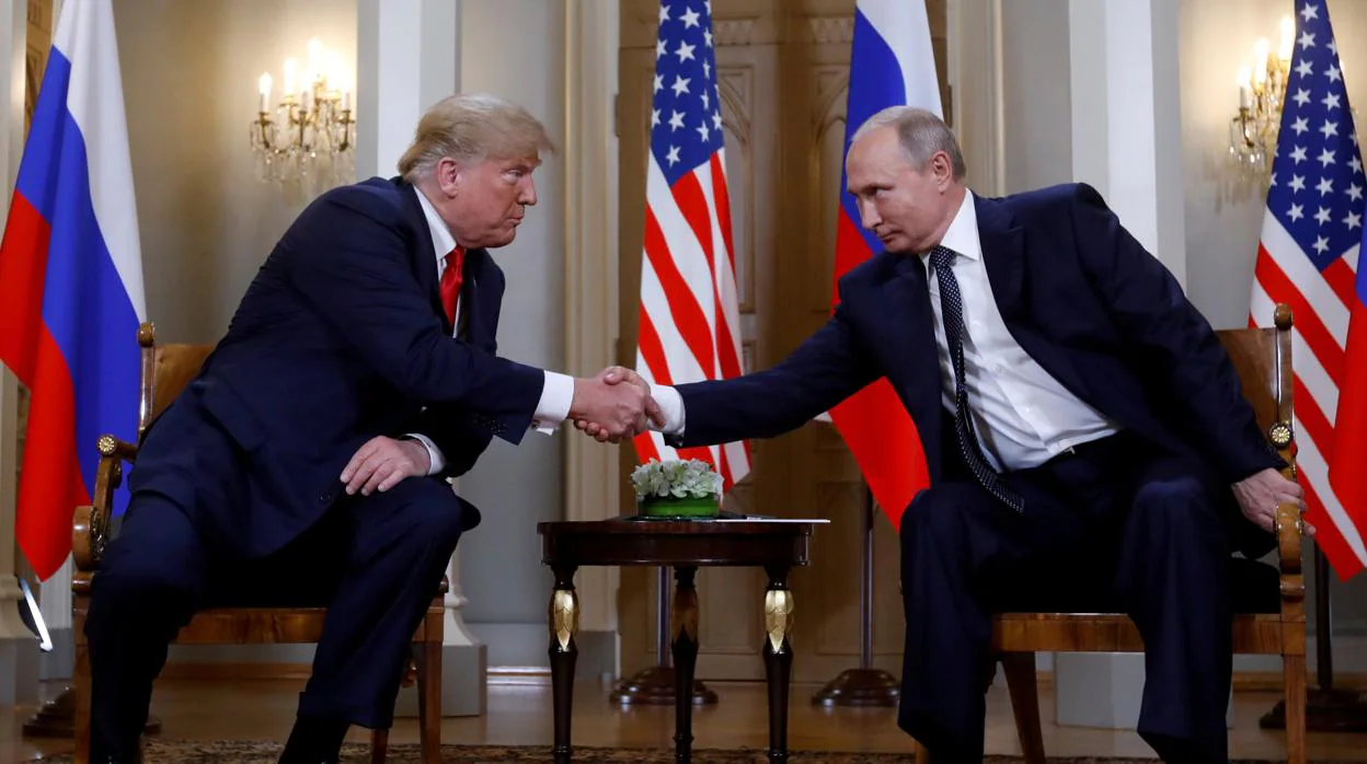 El presidente Trump estrecha la mao de Vladimir Putin durante la cumbre de Helsinki