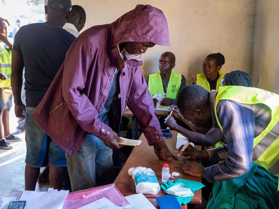 Un hombre marca su huella dactilar antes de emitir su voto en un colegio electoral durante la celebración de las elecciones presidenciales, en Harare, Zimbabwe