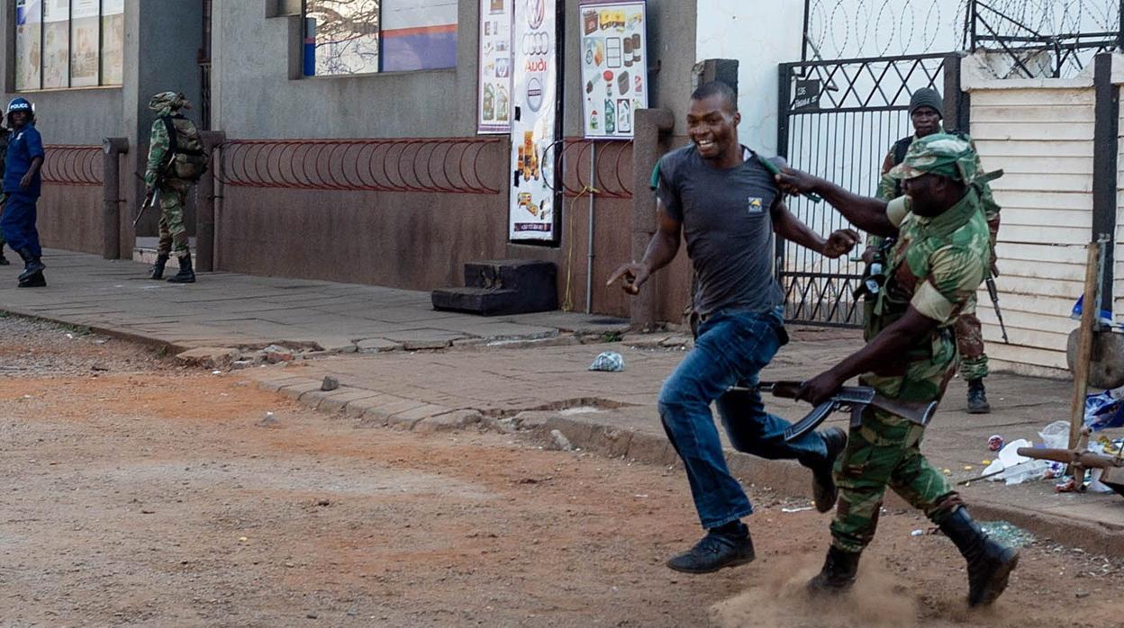 Un hombre se enfrenta a las Fuerzas de Seguridad durante una protesta en Zimbabue