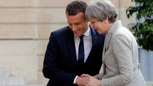 Macron recibe a May en su residencia de verano para hablar del Brexit