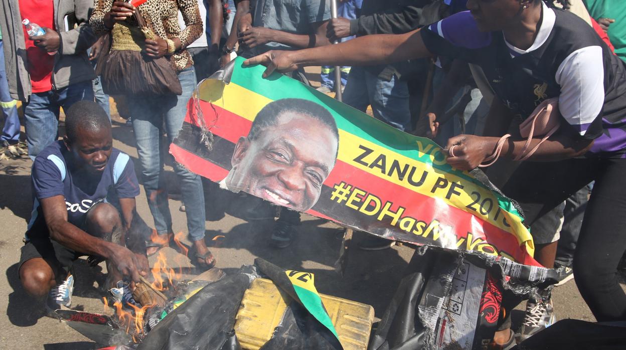 Manifestantes protestan en Harare, Zimbabue, por el supuesto amaño de las elecciones el pasado lunes