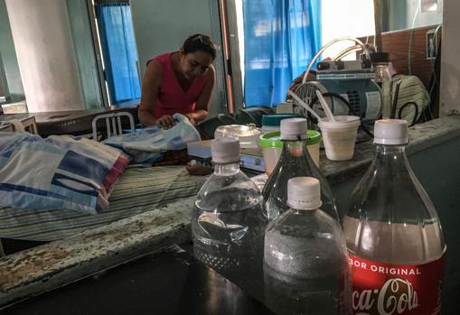 Los pacientes deben traer sus propis botellones de agua dada al racionamiento severo de servicio que sufre el Hospital