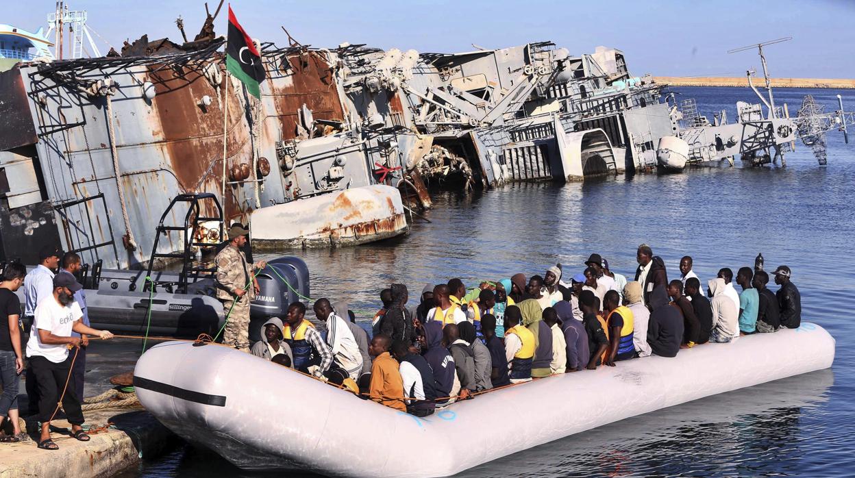 Inmigrantes embarcan en la costa libia