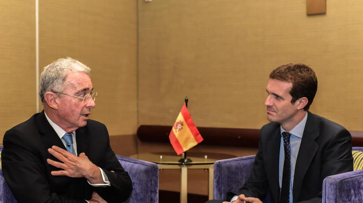 Pablo Casado se reúne con el expresidente colombiano Álvaro Uribe Vélez