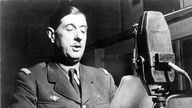 De Gaulle, leyendo uno de sus famosos discursos a los franceses