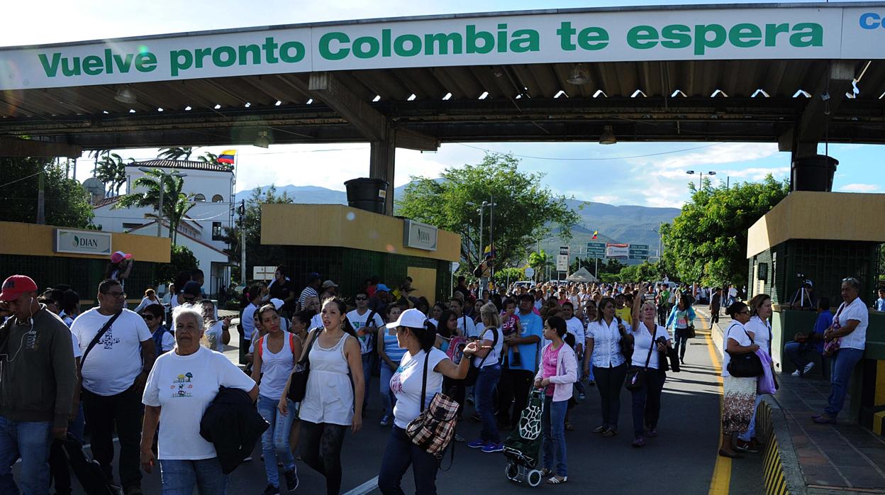 Varias personas caminan por el puente fronterizo «Simón Bolívar» entre Colombia y Venezuela