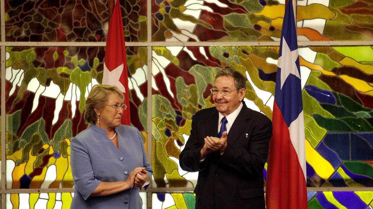 Michelle Bachelet, con Raúl Castro en una de sus visitas a La Habana