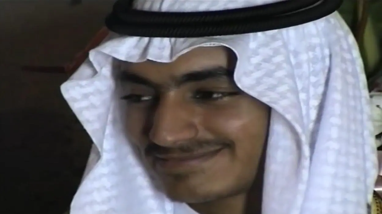 El hijo de Bin Laden, Hamza, durante su boda con la hija de Atta