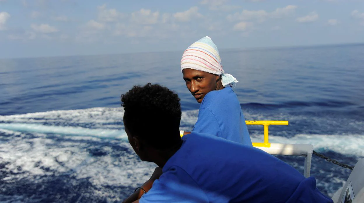 Un par de migrantes a bordo del Aquarius