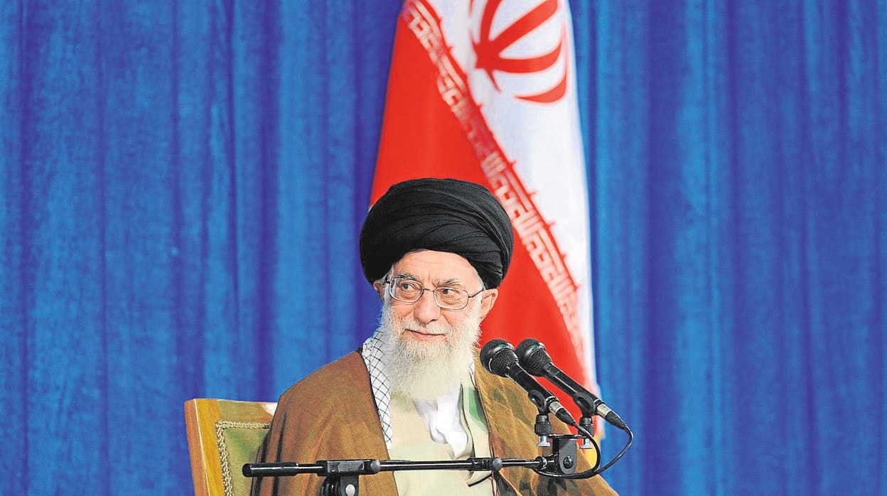 El líder supremo de Irán, Ali Jameneí, ofrece un discurso durante una ceremonia en la Universidad de Teherán