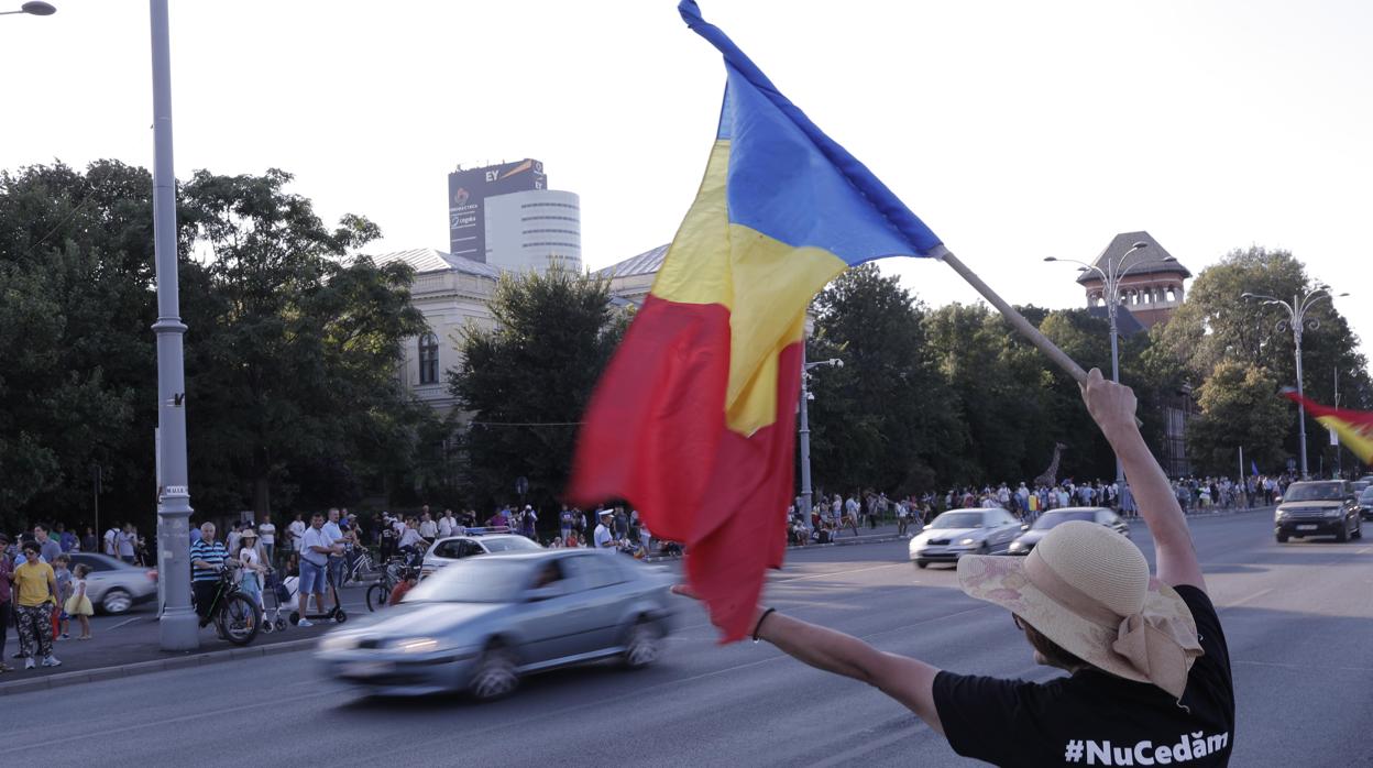 Miles de rumanos continúan en las calles de Bucarest