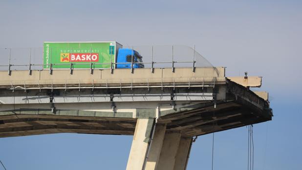 En «estado de shock» el camionero que se quedó a punto de caer al vacío en el puente de Génova