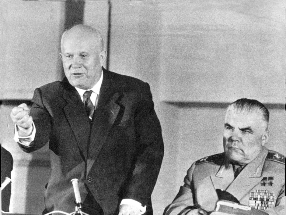 Discurso de Kruschev, junto al comandante Rodión Malinovski