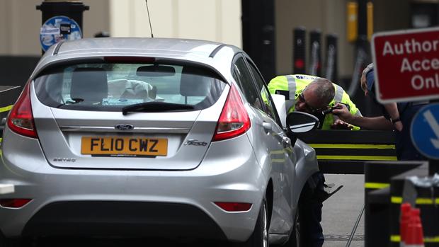 La embestida de un coche en Westminster revive la pesadilla yihadista en Londres