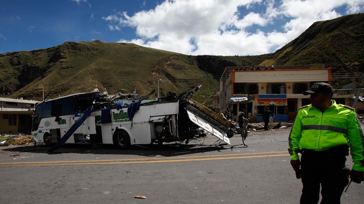 Autoridades y cuerpos de emergencia mientras trabajan en el lugar del accidente