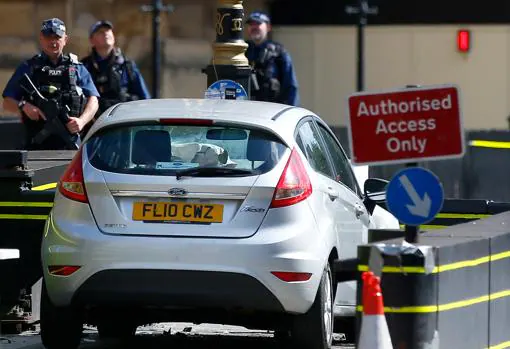 El Ford Fiesta plateado que se estrelló ayer ante el Parlamento británico