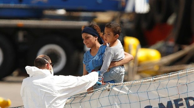 El Aquarius llega a puerto después de cinco días de espera en el mar