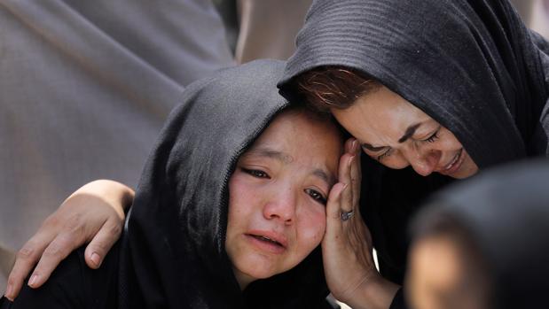 Una niña llora durante el funeral de un familiar en Kabul tras el ataque de ayer en un centro educativo