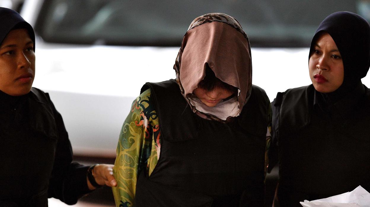 Una de las acusadas de asesinar a Kim Jong-nam, escoltada por la policía de Malasia