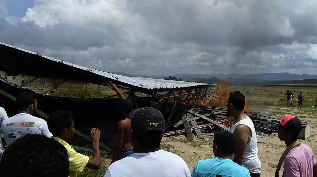Expulsan inmigrantes venezolanos de sus carpas y queman sus objetos en Brasil