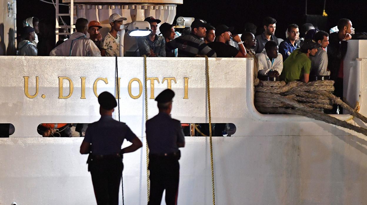 Inmigrantes a bordo del Diciotti esperan a desembarcar en un puerto italiano el pasado junio