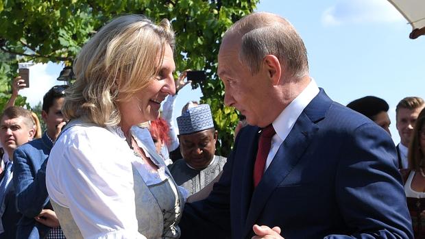 La ministra austriaca Karin Kneissl baila con Putin durante la boda