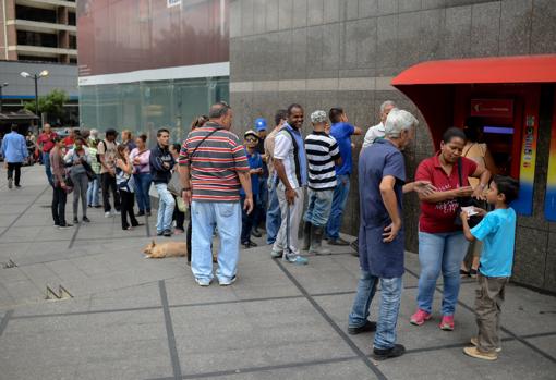 Venezolanos hacen cola para sacar el bono depositado en el carnet de la patria