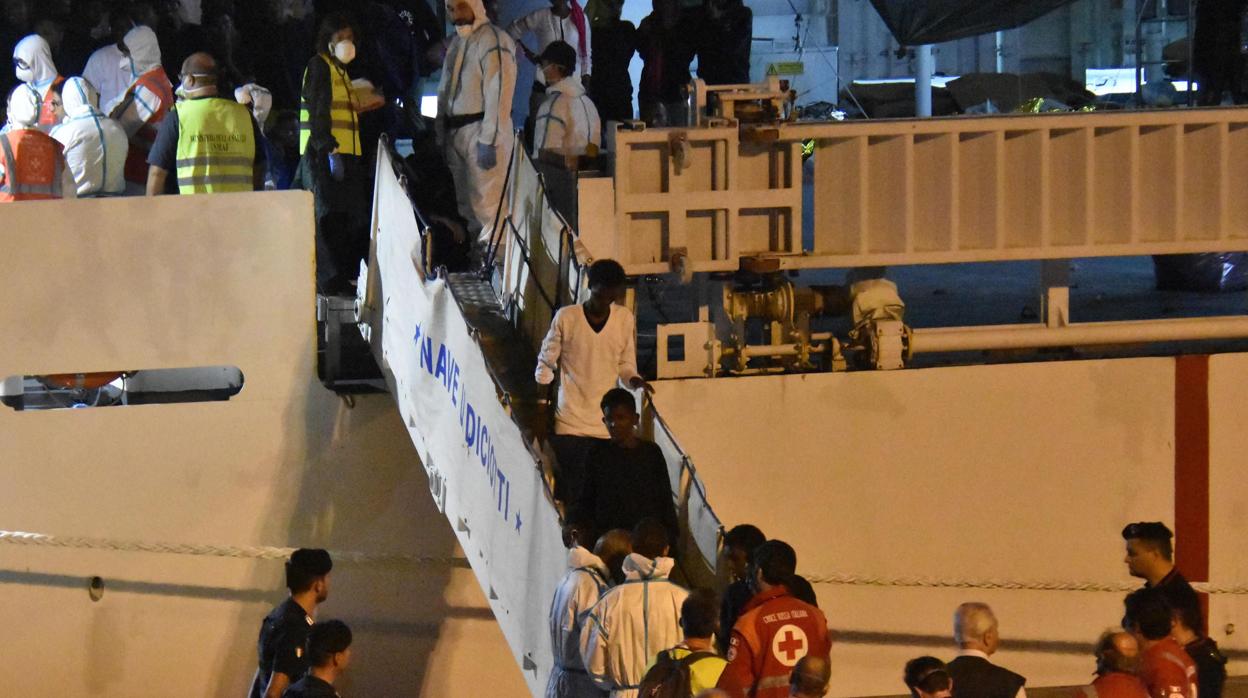 Desembarco de los 29 menores del barco «Dieciotto»