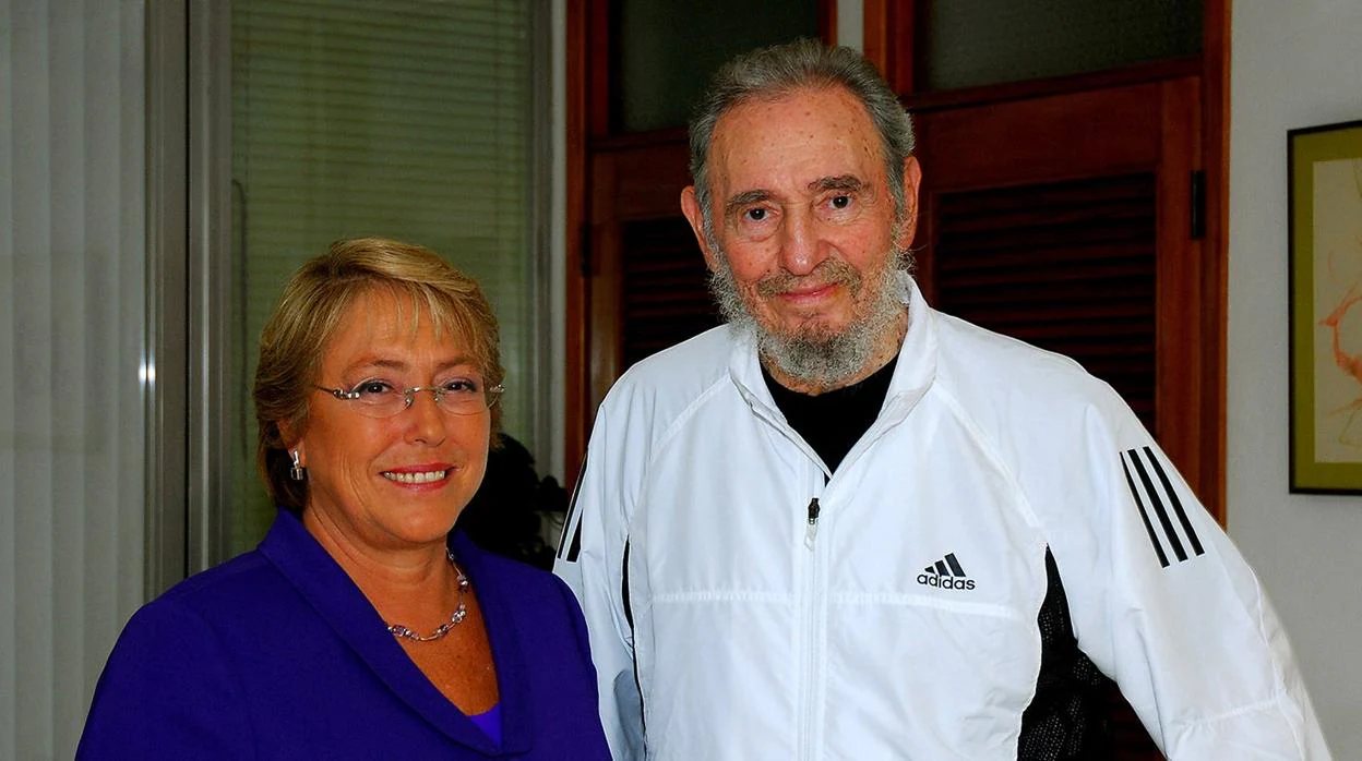 La expresidenta de Chile Michelle Bachelet, con Fidel Castro durante una visita a Cuba en 2009