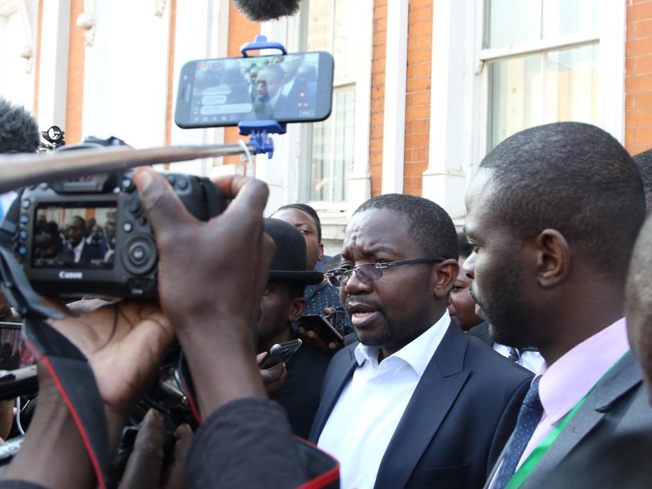 Thabani Mpofu (c), abogado que representa al líder opositor derrotado en las últimas elecciones, Nelson Chamisa, ofrece declaraciones a los medios a su salida del Tribunal Constitucional en Harare