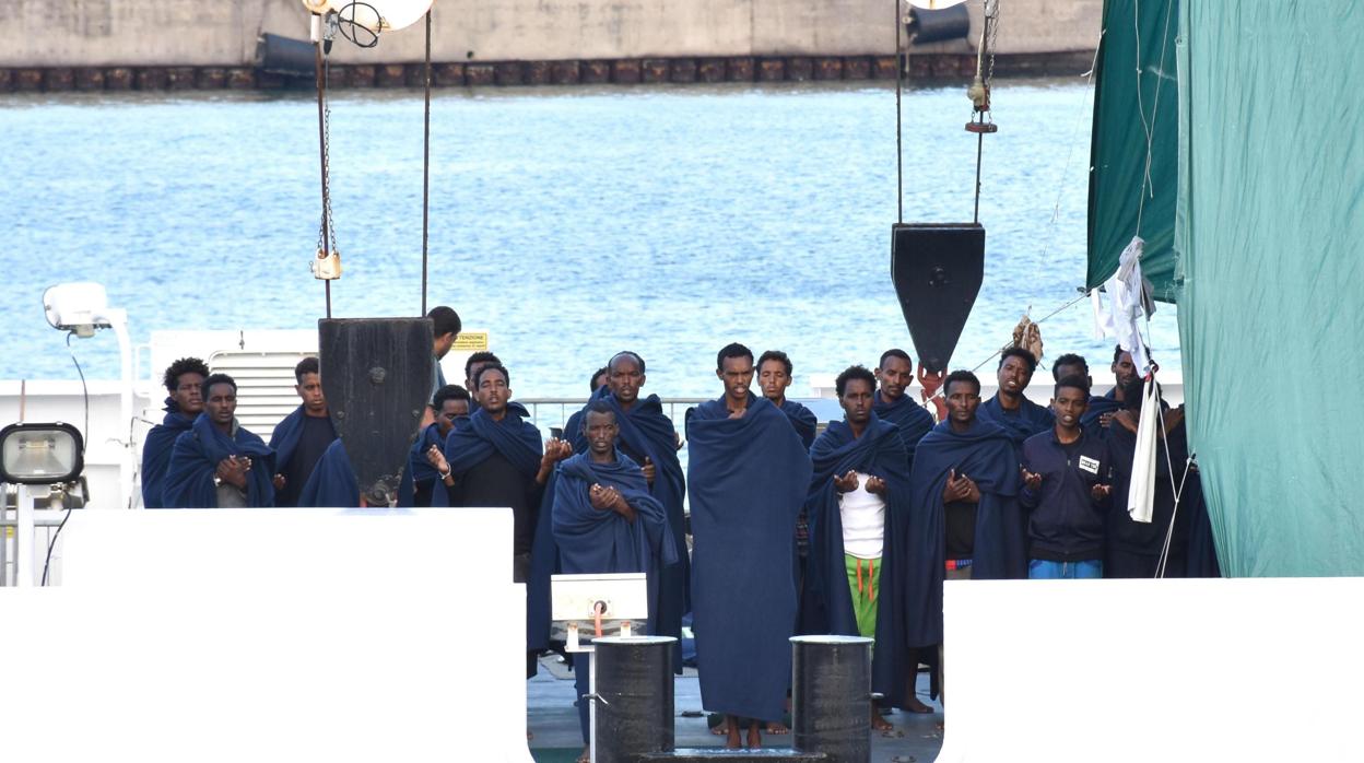 Inmigrantes del barco militar «Diciotti»