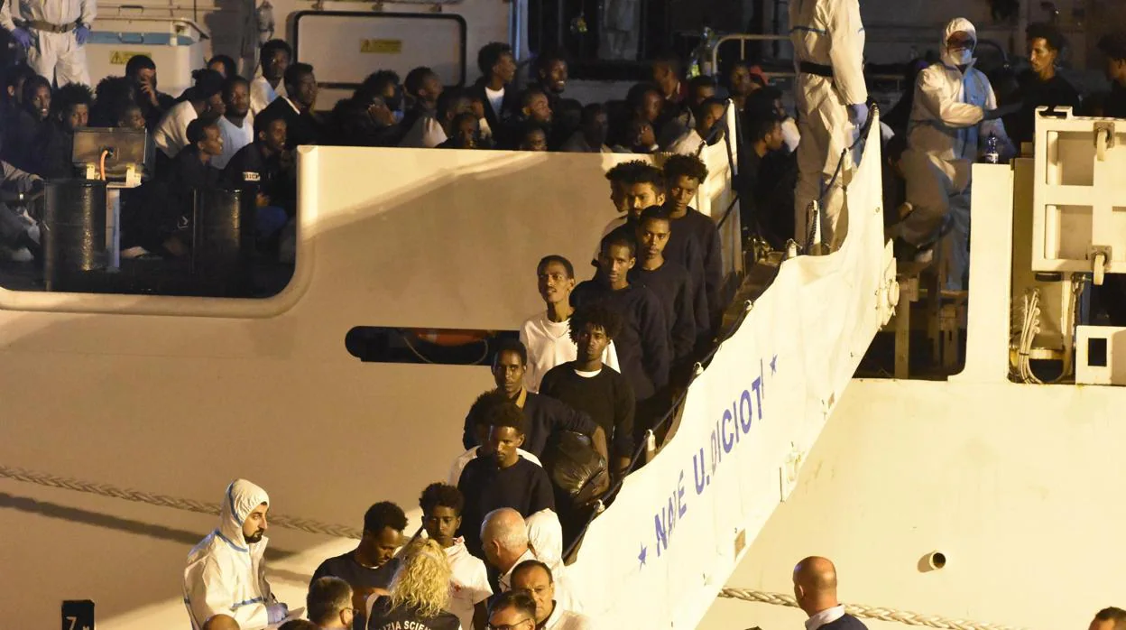 Los inmigrantes del Diociotti, desembarcando en Catania