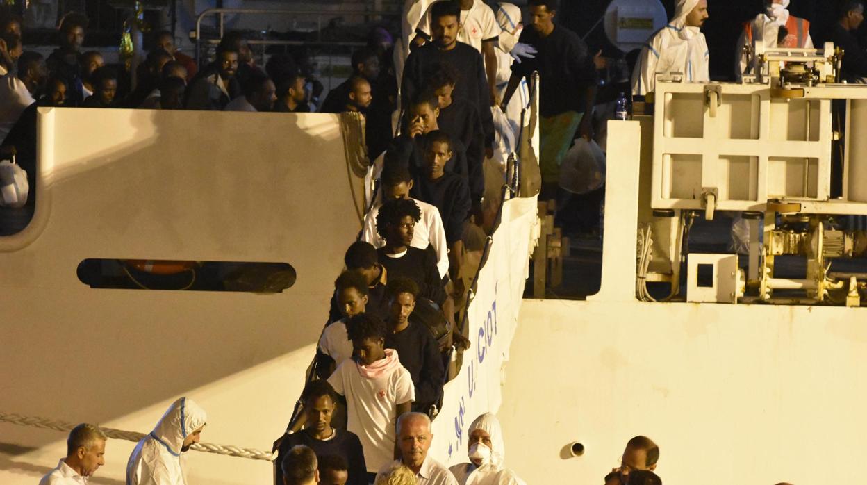 Momento del desembarco de los inmigrantes a bordo del Diciotti