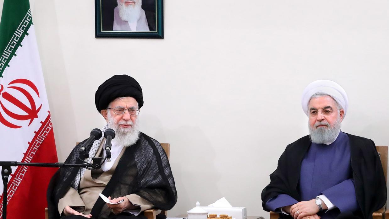 Ali Jamenei (izquierda) en una reunión con Hasán Rohaní (derecha) en Teherán