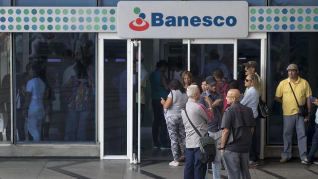 La entrada en vigor del «paquetazo» de Maduro deja sin dinero a los venezolanos