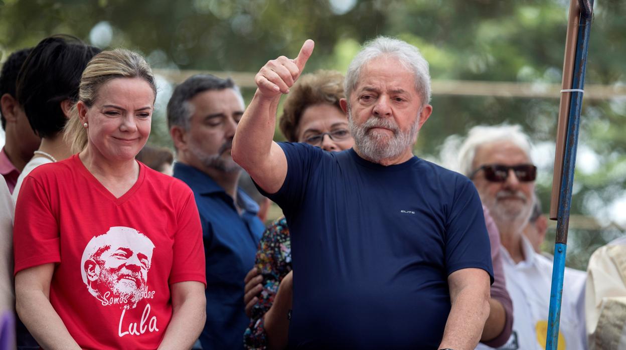 El expresidente Lula da Silva participar en una ceremonia en memoria de su esposa