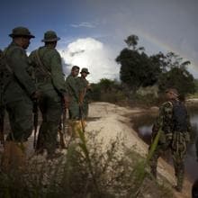 Soldados venezolanos custodían las minas de oro