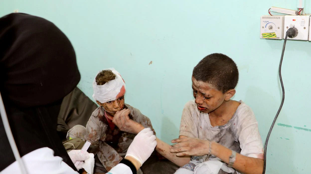 Niños heridos tras el ataque al autobús en el que viajaban en la provincia de Sada, Yemen