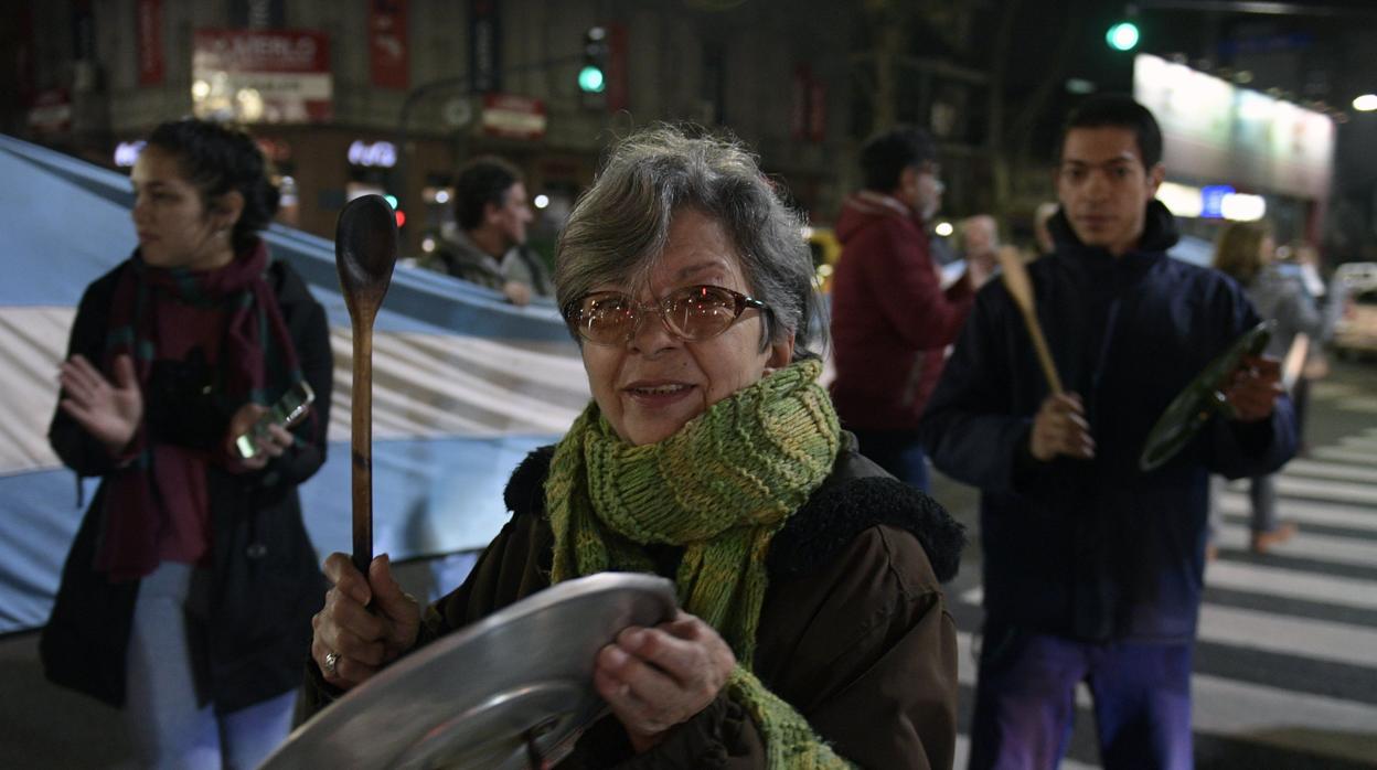 Una mujer protesta contra las nuevas medidas económicas del Gobierno de Macri en Buenos Aires