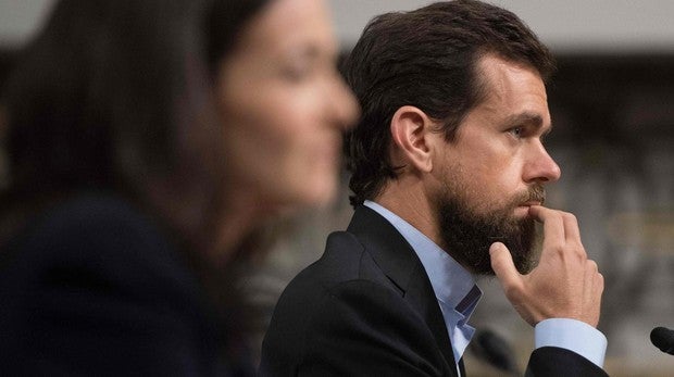 Los directivos de Twitter y Facebook niegan que favorezcan las opiniones políticas de izquierdas