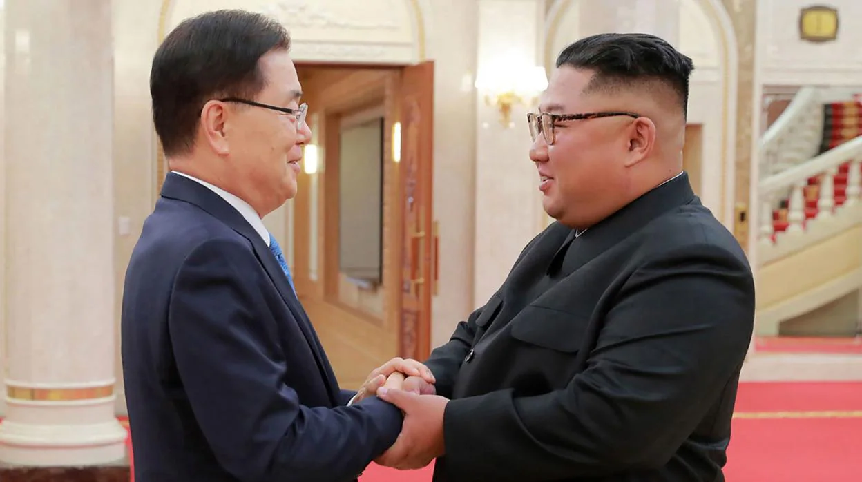 Los líderes de las dos Coreas se estrechan las manos durante su encuentro a principios de septiembre