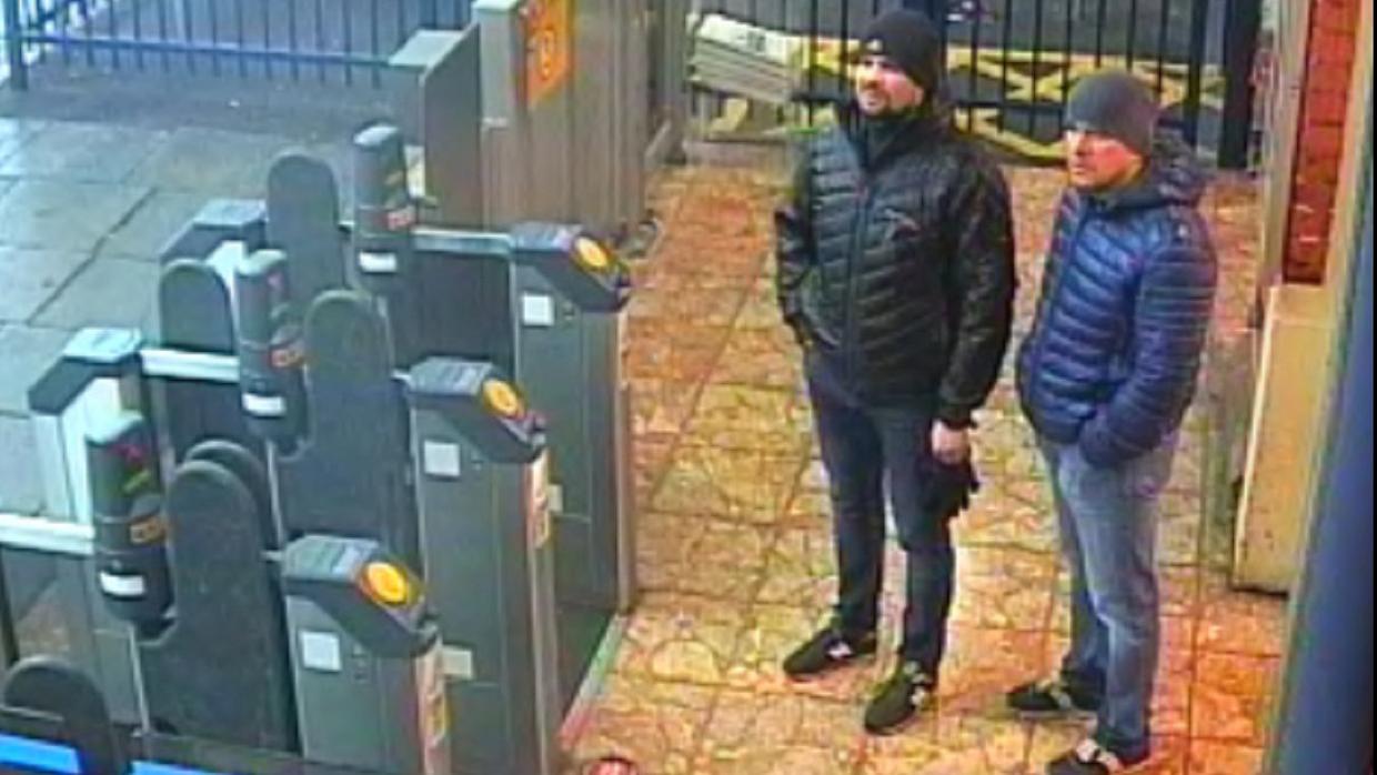 Los dos espías rusos acusados, captados por una cámara de seguridad en la estación de Salisbury