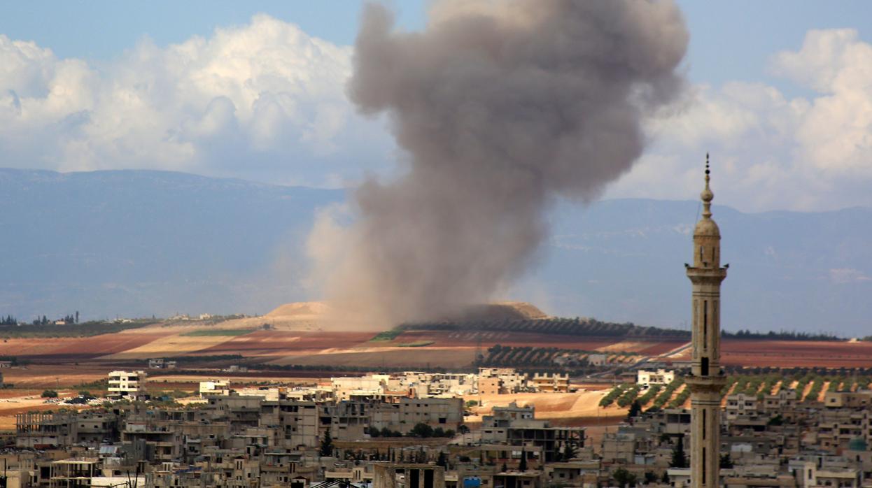 Una columna de humo se eleva cerca de la localidad de Kafr Ain, en la provincia siria de Idlib tras un bombardeo