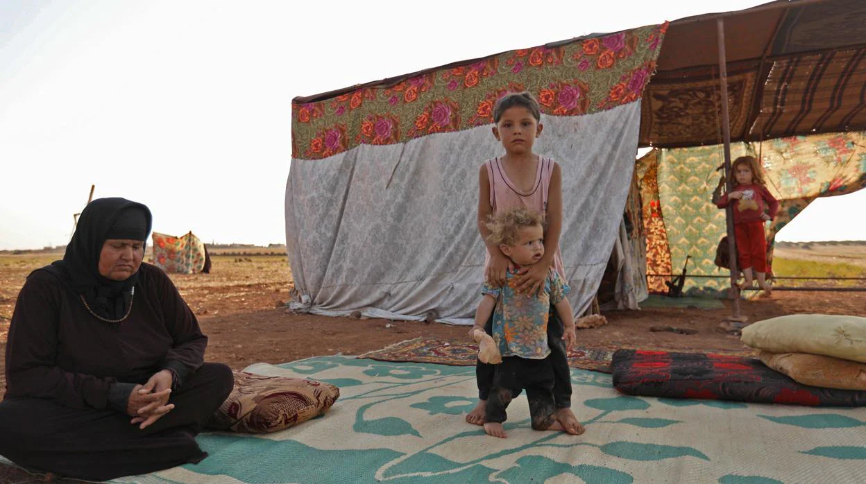 Un grupo de desplazados internos en un campamento de Idlib